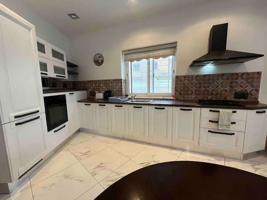 Entire Private House With Large Yard Apartment Is-Swieqi 0*,
